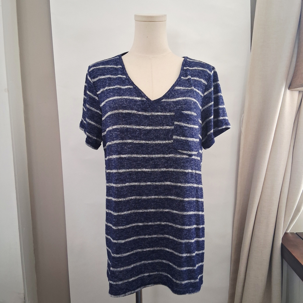 Maurices 24/7 Berkley Striped Texturesd V-neck Short Sleeve Tee Womens large